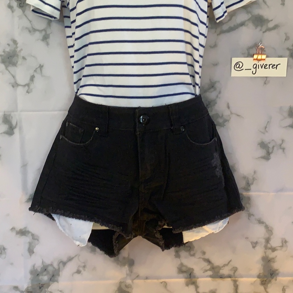 30” Distressed Raw Edge Black 5 Pocket Denim Shorts